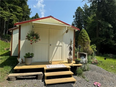 This adorable ranch style home neighbors up to the 18th hole of on Cedar Lake Club in New York - for sale on GolfHomes.com, golf home, golf lot