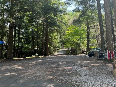 This adorable ranch style home neighbors up to the 18th hole of on Cedar Lake Club in New York - for sale on GolfHomes.com, golf home, golf lot