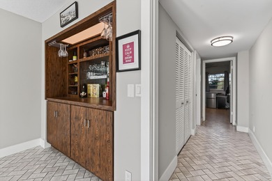 Price-to-sell corner condo in Fountains of Palm Beach! This on Fountains Golf and Country Club in Florida - for sale on GolfHomes.com, golf home, golf lot