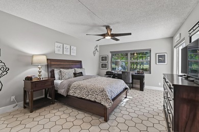 Price-to-sell corner condo in Fountains of Palm Beach! This on Fountains Golf and Country Club in Florida - for sale on GolfHomes.com, golf home, golf lot