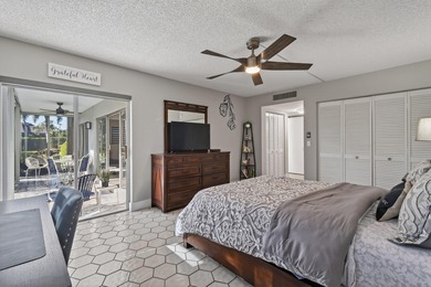 Price-to-sell corner condo in Fountains of Palm Beach! This on Fountains Golf and Country Club in Florida - for sale on GolfHomes.com, golf home, golf lot