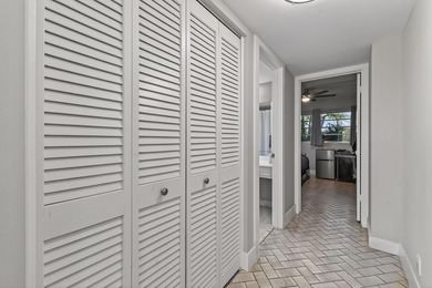 Price-to-sell corner condo in Fountains of Palm Beach! This on Fountains Golf and Country Club in Florida - for sale on GolfHomes.com, golf home, golf lot