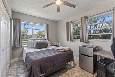 Price-to-sell corner condo in Fountains of Palm Beach! This on Fountains Golf and Country Club in Florida - for sale on GolfHomes.com, golf home, golf lot