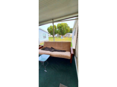55+/1989/2 BD/2 BA/800 SQ FT/NEW FLOORING/LARGE SCREENED LANAI on Zephyrhills Municipal Golf Course in Florida - for sale on GolfHomes.com, golf home, golf lot