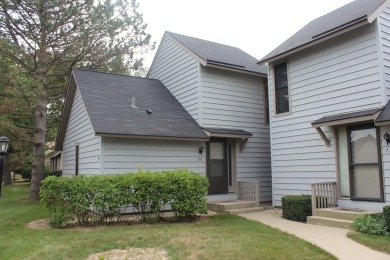 Beautiful HeatherRidge 2 bedroom 2 bath townhome overlooks pond on Heather Ridge Golf Club in Illinois - for sale on GolfHomes.com, golf home, golf lot