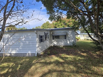 LAND OWNED 2-bedroom 2 bath manufactured home in Zellwood on Zellwood Station Country Club in Florida - for sale on GolfHomes.com, golf home, golf lot