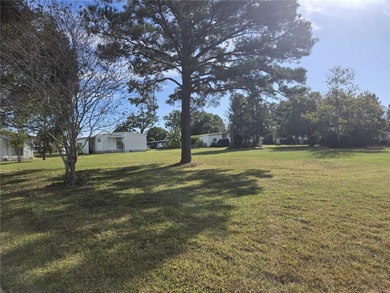 LAND OWNED 2-bedroom 2 bath manufactured home in Zellwood on Zellwood Station Country Club in Florida - for sale on GolfHomes.com, golf home, golf lot