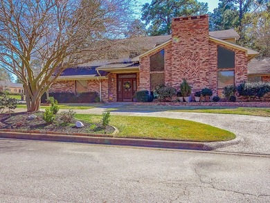 Come see this beautiful Crown Colony home! This home offers on Crown Colony Country Club in Texas - for sale on GolfHomes.com, golf home, golf lot