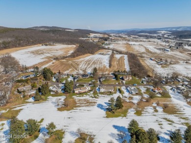 Beautiful 3 bedroom, 4 bath home situated in quiet dead end on Frosty Valley Country Club in Pennsylvania - for sale on GolfHomes.com, golf home, golf lot