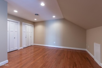 This luxury brick and stone townhome is located in Eagle Ridge on Virginian Golf Club in Virginia - for sale on GolfHomes.com, golf home, golf lot