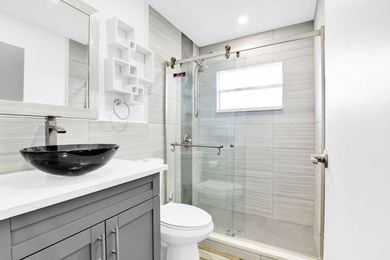 Like new 2 Br 2 full bath, condo with open kitchen featuring on Kings Point Golf - Executive in Florida - for sale on GolfHomes.com, golf home, golf lot