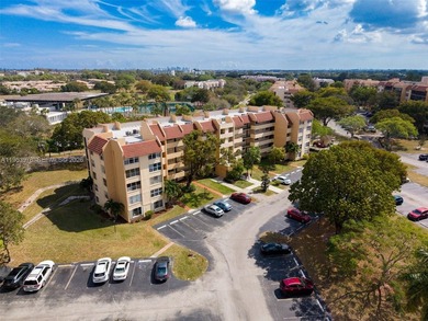 Beautifully maintained condo located in a desirable 55+ on Inverrary Country Club in Florida - for sale on GolfHomes.com, golf home, golf lot