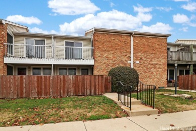 Fresh - Clean and Move-In Ready! Be sure to come view this - low on Hilldale Golf Club in Illinois - for sale on GolfHomes.com, golf home, golf lot