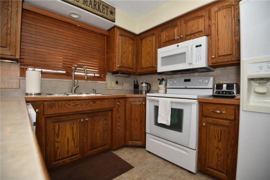 Super clean, immaculately maintained 3 bed, 2 bath split-level on Stones Throw Golf Course in Minnesota - for sale on GolfHomes.com, golf home, golf lot