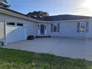Great location for this well maintained 3 bedroom home with 2 on Captains Cove Golf and Yacht Club in Virginia - for sale on GolfHomes.com, golf home, golf lot