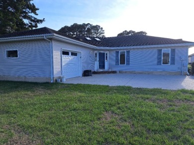 Great location for this well maintained 3 bedroom home with 2 on Captains Cove Golf and Yacht Club in Virginia - for sale on GolfHomes.com, golf home, golf lot