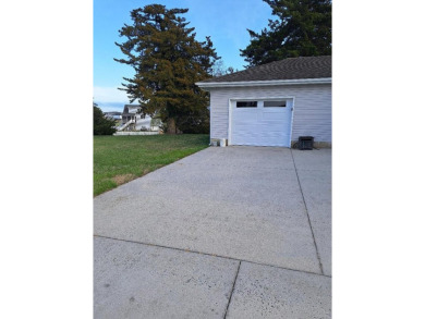 Great location for this well maintained 3 bedroom home with 2 on Captains Cove Golf and Yacht Club in Virginia - for sale on GolfHomes.com, golf home, golf lot