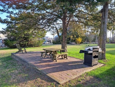 Great location for this well maintained 3 bedroom home with 2 on Captains Cove Golf and Yacht Club in Virginia - for sale on GolfHomes.com, golf home, golf lot