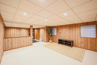Don't miss this exceptional bright and beautiful spaious on Old Orchard Country Club in Illinois - for sale on GolfHomes.com, golf home, golf lot