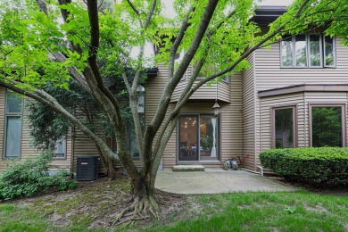 Don't miss this exceptional bright and beautiful spaious on Old Orchard Country Club in Illinois - for sale on GolfHomes.com, golf home, golf lot