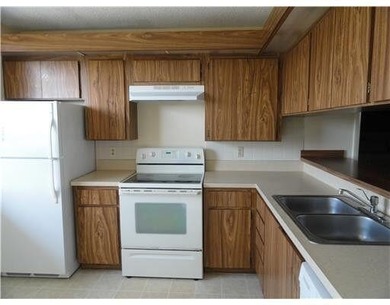 BRIGHT 2BEDROOM/2BATH FORTH FLOOR PENTHOUSE END UNIT OFFERS on Bear Lakes Country Club in Florida - for sale on GolfHomes.com, golf home, golf lot