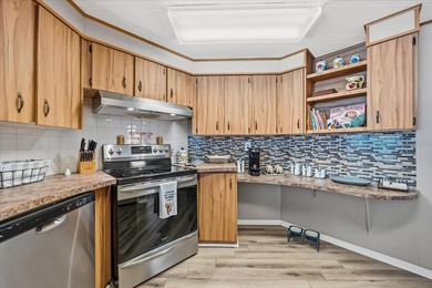 This light bright 2 bedroom 2 bath home is well maintained. Open on Zellwood Station Country Club in Florida - for sale on GolfHomes.com, golf home, golf lot