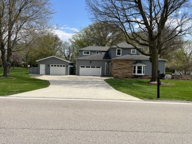 Beautiful well-maintained  home in the hidden neighborhood of on Crestwicke Country Club in Illinois - for sale on GolfHomes.com, golf home, golf lot