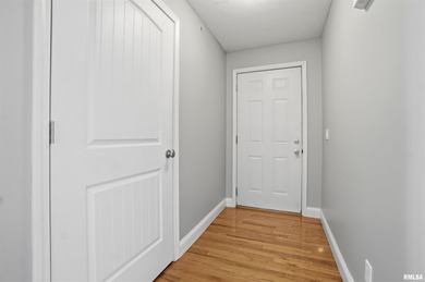 Updated main floor end-unit condo with WeaverRidge golf course on WeaverRidge Golf Club in Illinois - for sale on GolfHomes.com, golf home, golf lot