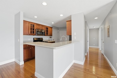 Updated main floor end-unit condo with WeaverRidge golf course on WeaverRidge Golf Club in Illinois - for sale on GolfHomes.com, golf home, golf lot