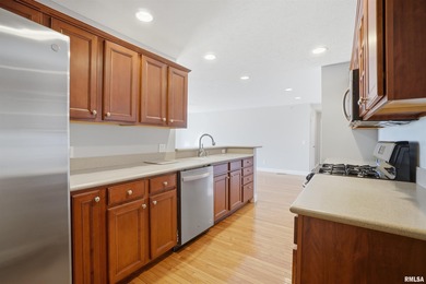 Updated main floor end-unit condo with WeaverRidge golf course on WeaverRidge Golf Club in Illinois - for sale on GolfHomes.com, golf home, golf lot