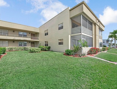 LOVELY UPDATED UNIT WITH WHITE CABINETRY AND STAINLESS STEEL on Kings Point Golf -Flanders Way in Florida - for sale on GolfHomes.com, golf home, golf lot