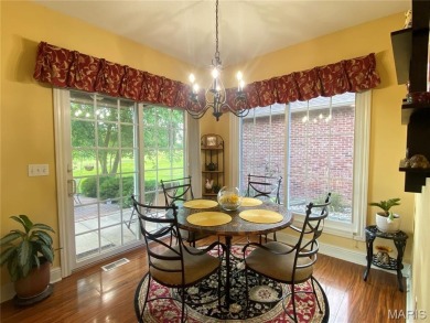 Enjoy the villa style living on the Far Oaks golf course.  This on Far Oaks Golf Club in Illinois - for sale on GolfHomes.com, golf home, golf lot