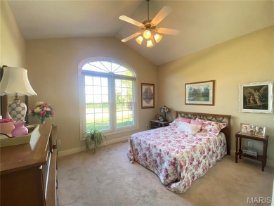 Enjoy the villa style living on the Far Oaks golf course.  This on Far Oaks Golf Club in Illinois - for sale on GolfHomes.com, golf home, golf lot