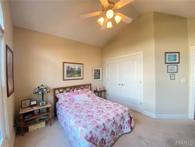 Enjoy the villa style living on the Far Oaks golf course.  This on Far Oaks Golf Club in Illinois - for sale on GolfHomes.com, golf home, golf lot