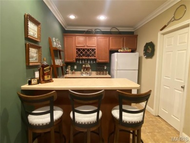 Enjoy the villa style living on the Far Oaks golf course.  This on Far Oaks Golf Club in Illinois - for sale on GolfHomes.com, golf home, golf lot