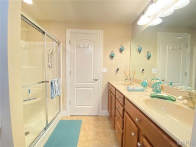 Enjoy the villa style living on the Far Oaks golf course.  This on Far Oaks Golf Club in Illinois - for sale on GolfHomes.com, golf home, golf lot