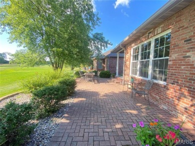 Enjoy the villa style living on the Far Oaks golf course.  This on Far Oaks Golf Club in Illinois - for sale on GolfHomes.com, golf home, golf lot