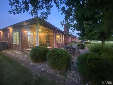 Enjoy the villa style living on the Far Oaks golf course.  This on Far Oaks Golf Club in Illinois - for sale on GolfHomes.com, golf home, golf lot