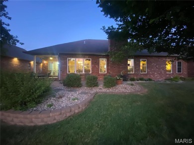 Enjoy the villa style living on the Far Oaks golf course.  This on Far Oaks Golf Club in Illinois - for sale on GolfHomes.com, golf home, golf lot