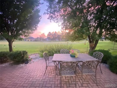 Enjoy the villa style living on the Far Oaks golf course.  This on Far Oaks Golf Club in Illinois - for sale on GolfHomes.com, golf home, golf lot