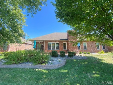 Enjoy the villa style living on the Far Oaks golf course.  This on Far Oaks Golf Club in Illinois - for sale on GolfHomes.com, golf home, golf lot