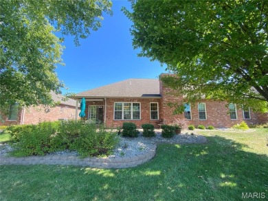 Enjoy the villa style living on the Far Oaks golf course.  This on Far Oaks Golf Club in Illinois - for sale on GolfHomes.com, golf home, golf lot