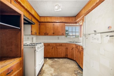 Located on a large corner lot this property is ready for its on Hearne Municipal Golf Course in Texas - for sale on GolfHomes.com, golf home, golf lot