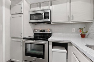 Remodeled to perfection, this light and bright 2-bedroom, 2-bath on Stevens Park Golf Course in Texas - for sale on GolfHomes.com, golf home, golf lot