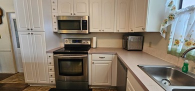 Spacious 2 bedroom 2 bath home in 55 + Resort style community in on Zephyrhills Municipal Golf Course in Florida - for sale on GolfHomes.com, golf home, golf lot