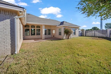 GOLF COURSE LIVING IN GREEN TREE NORTH! THIS 4 BED, 2.5 BATH GEM on Green Tree Country Club in Texas - for sale on GolfHomes.com, golf home, golf lot