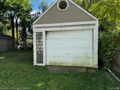 Rare find in Royal Oak for a great price. Two bedroom Ranch on Red Run Golf Club in Michigan - for sale on GolfHomes.com, golf home, golf lot