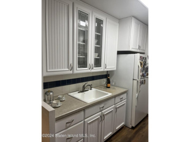 Discover this charming one-bedroom, one-bathroom apartment with on Silver Lake Golf Course in New York - for sale on GolfHomes.com, golf home, golf lot