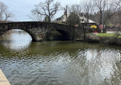 Discover this charming one-bedroom, one-bathroom apartment with on Silver Lake Golf Course in New York - for sale on GolfHomes.com, golf home, golf lot