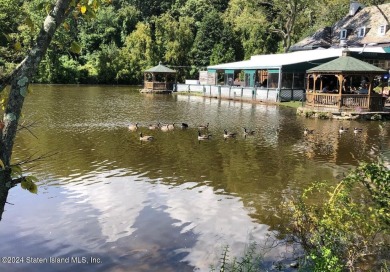 Discover this charming one-bedroom, one-bathroom apartment with on Silver Lake Golf Course in New York - for sale on GolfHomes.com, golf home, golf lot